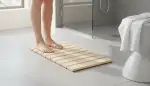 Natürlicher Komfort für Ihre Füße: Der Fichtenholz-Bodenrost (100x46 cm) als Must-have für Sauna und Bad