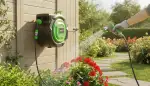 Nie wieder Kabelsalat im Garten: Die Wand-Schlauchbox RollUp 30 m mit Schwenkarm macht das Bewässern zum Kinderspiel!